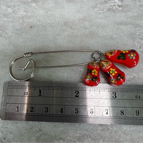 Vintage Wooden Russian Nesting Doll Brooch Pin Matrioshka Pin - Picture 3 of 3